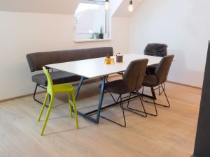 Re-Design Apartment Essbereich mit Bank und Tisch modern